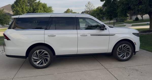 2025 Lincoln Navigator Reserve Four Wheel Drive Automatic — photo 1