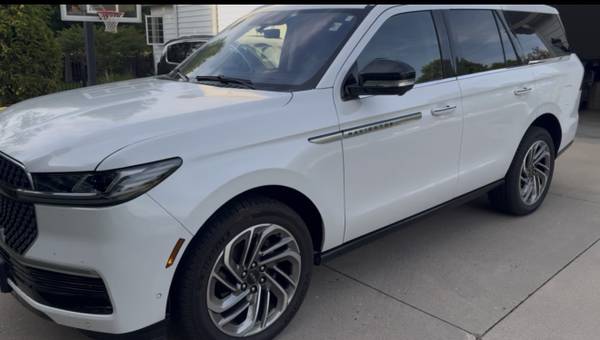 2025 Lincoln Navigator Reserve Four Wheel Drive Automatic — photo 3
