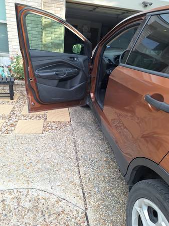 2017 Ford Escape SE 4dr Front-wheel Drive Automatic — photo 3