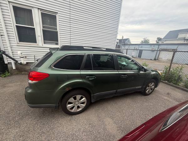 2010 Subaru Outback 2.5i Limited — photo 2