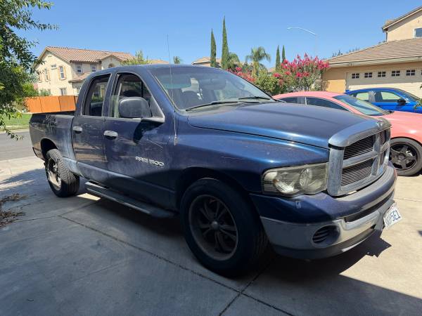 2004 Dodge RAM 1500 ST 4x4 Quad Cab 140.5 in. WB Manual — photo 2