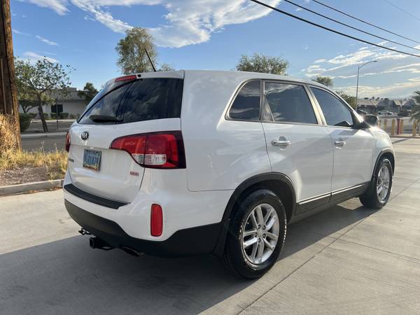 2015 KIA Sorento LX — photo 9