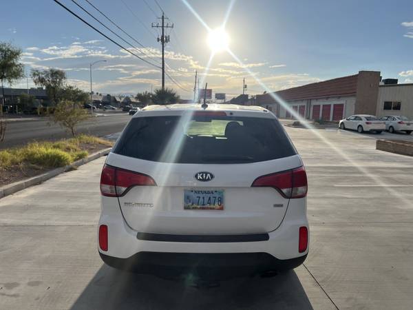 2015 KIA Sorento LX — photo 8