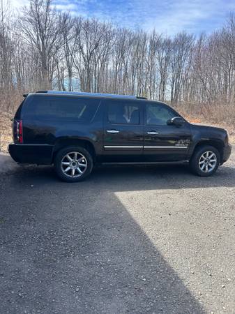 2009 GMC Yukon XL 2500 SLE1 4x2 Automatic — photo 1