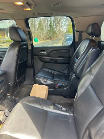 2009 GMC Yukon XL 2500 SLE1 4x2 Automatic — photo 3