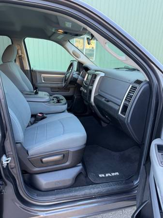 2019 RAM 1500 Classic SLT 4x4 Quad Cab 140 in. WB Automatic — photo 6