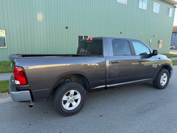 2019 RAM 1500 Classic SLT 4x4 Quad Cab 140 in. WB Automatic — photo 3