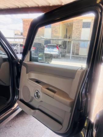 2006 Jeep Commander Base 4dr 4x4 Automatic — photo 11