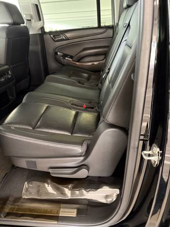 2020 Chevrolet Suburban LT 4x4 Automatic — photo 3