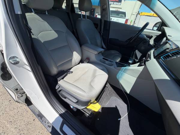 2017 KIA Niro Touring — photo 12