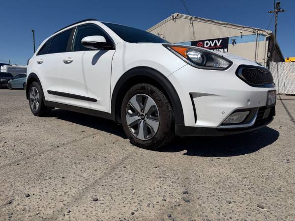 2017 KIA Niro Touring — photo 3