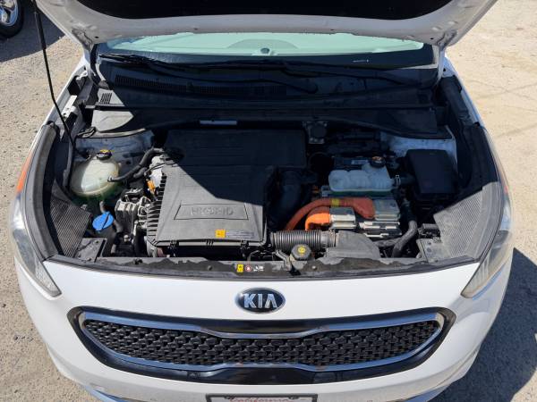 2017 KIA Niro Touring — photo 9