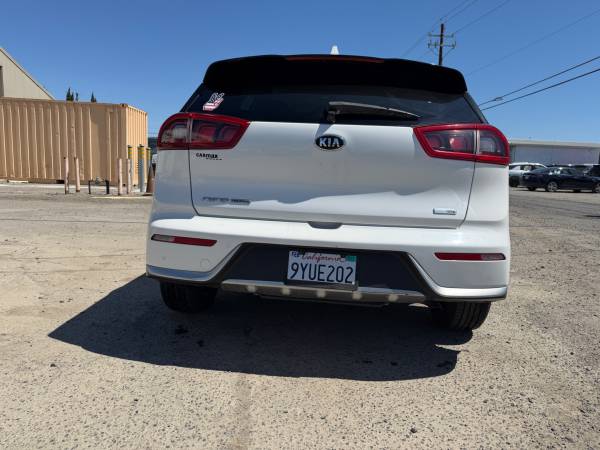 2017 KIA Niro Touring — photo 7