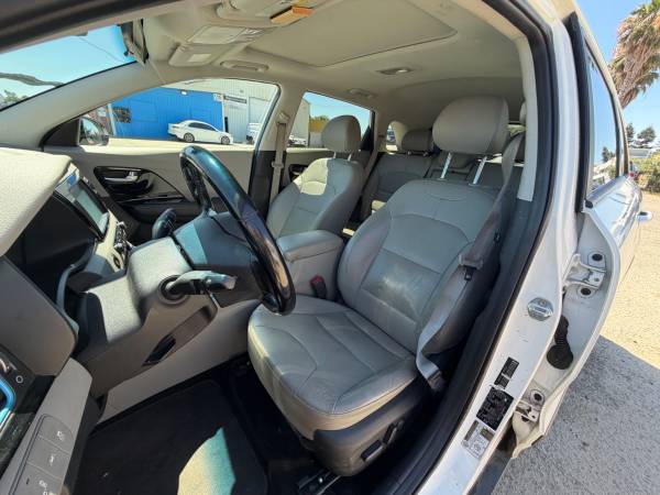 2017 KIA Niro Touring — photo 11