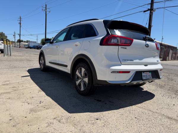 2017 KIA Niro Touring — photo 6