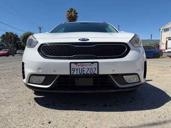 2017 KIA Niro Touring — photo 2