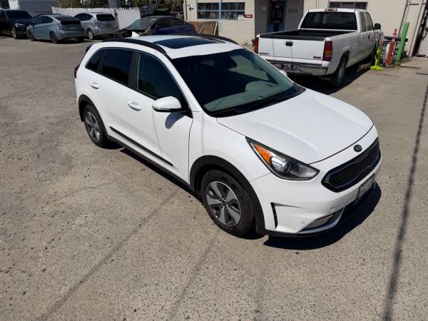 2017 KIA Niro Touring — photo 4