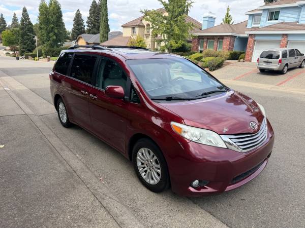 2017 Toyota Sienna LE 7 Passenger — photo 4
