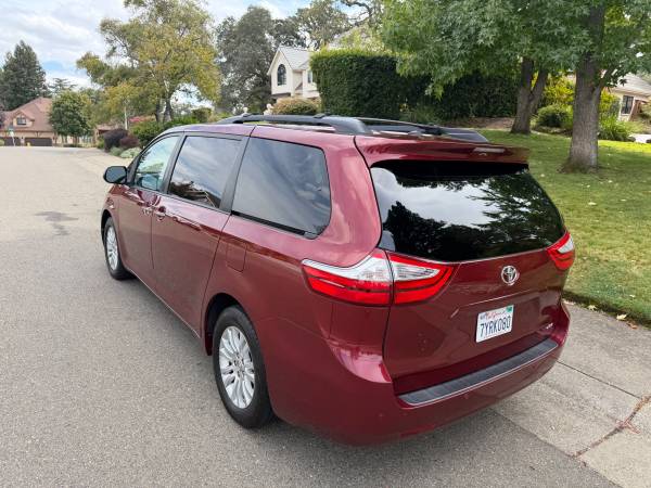 2017 Toyota Sienna LE 7 Passenger — photo 7