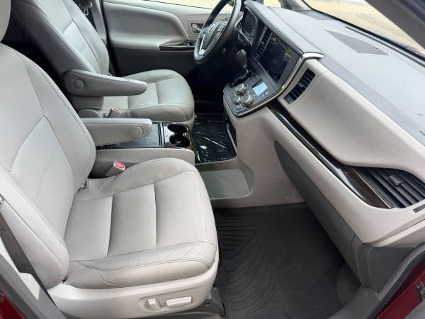 2017 Toyota Sienna LE 7 Passenger — photo 12