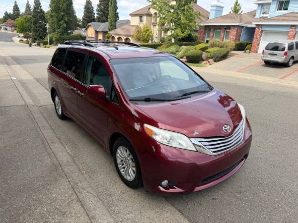 2017 Toyota Sienna LE 7 Passenger — photo 3