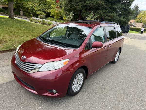 2017 Toyota Sienna LE 7 Passenger — photo 1