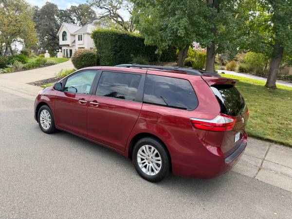 2017 Toyota Sienna LE 7 Passenger — photo 8