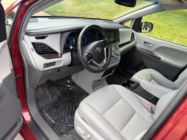 2017 Toyota Sienna LE 7 Passenger — photo 9