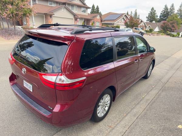 2017 Toyota Sienna LE 7 Passenger — photo 5
