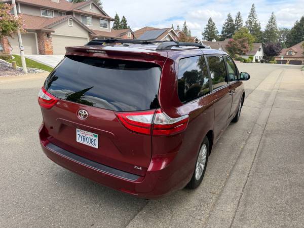 2017 Toyota Sienna LE 7 Passenger — photo 6