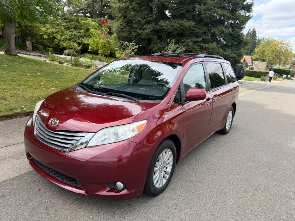 2017 Toyota Sienna LE 7 Passenger — photo 2