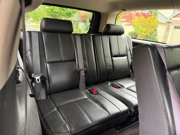 2014 Chevrolet Suburban 1500 LT 4x2 Automatic — photo 12