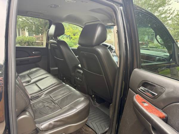 2014 Chevrolet Suburban 1500 LT 4x2 Automatic — photo 10