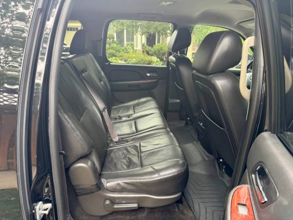 2014 Chevrolet Suburban 1500 LT 4x2 Automatic — photo 11