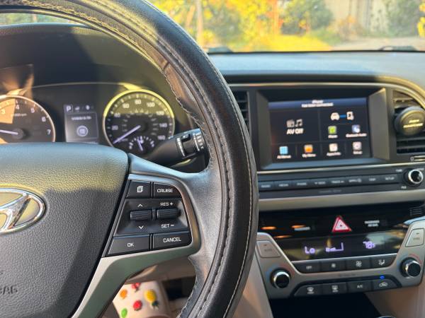 2017 Hyundai Elantra SE — photo 2