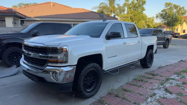 2017 Chevrolet Silverado 2500hd LT 4x4 Regular Cab 8 ft. box 133.6 in. WB Automatic — photo 4