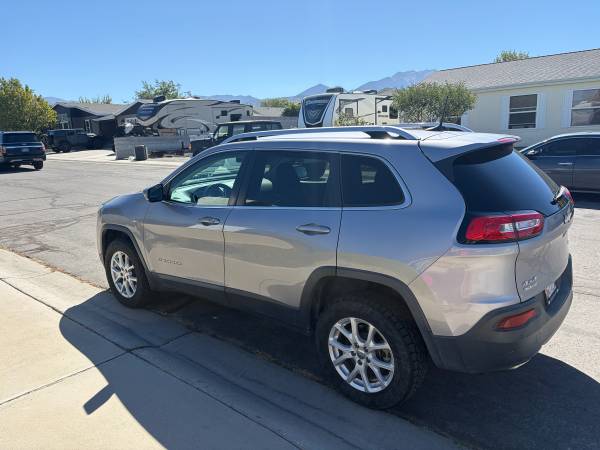 2018 Jeep Cherokee Latitude Plus 4dr Front-wheel Drive Automatic — photo 4