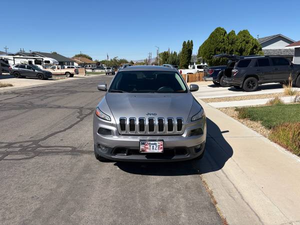 2018 Jeep Cherokee Latitude Plus 4dr Front-wheel Drive Automatic — photo 1