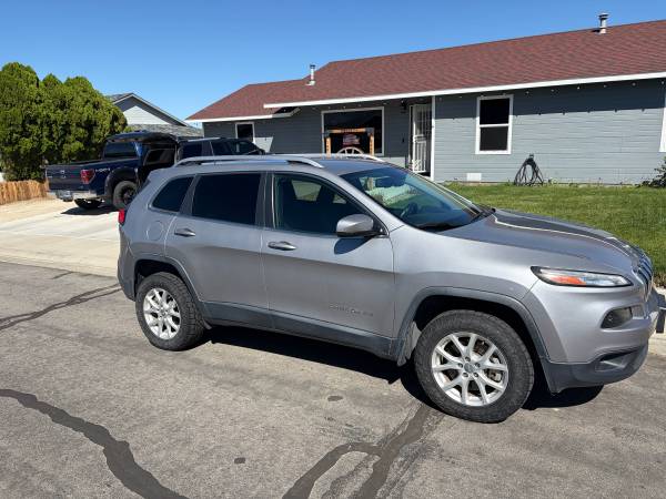 2018 Jeep Cherokee Latitude Plus 4dr Front-wheel Drive Automatic — photo 2
