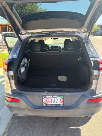 2018 Jeep Cherokee Latitude Plus 4dr Front-wheel Drive Automatic — photo 6