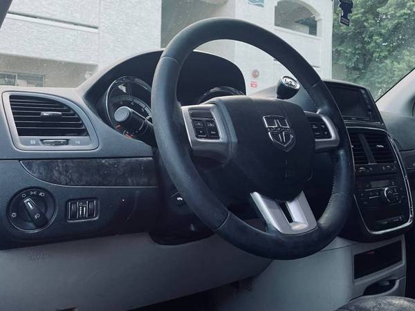 2011 Dodge Grand Caravan Lux Front-wheel Drive Passenger Van Automatic — photo 5