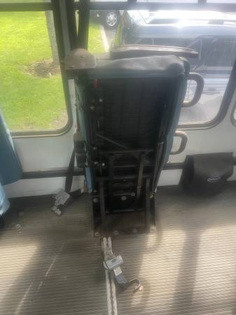 2009 Ford E 350 Super Duty XL Wagon Automatic — photo 5