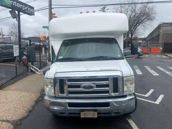 2009 Ford E 350 Super Duty XL Wagon Automatic — photo 1