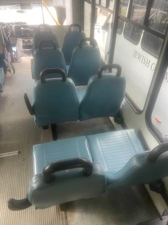 2009 Ford E 350 Super Duty XL Wagon Automatic — photo 4
