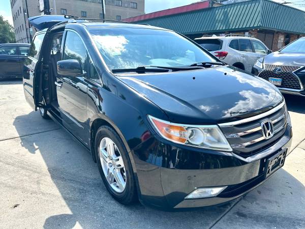 2011 Honda Odyssey Touring Elite Passenger Van Automatic — photo 3