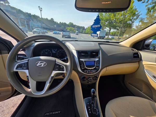 2013 Hyundai Accent SE — photo 5