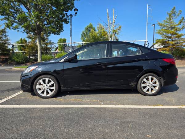 2013 Hyundai Accent SE — photo 2