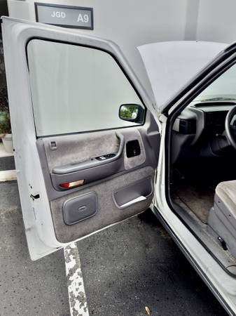 1993 Dodge Grand Caravan ES — photo 9