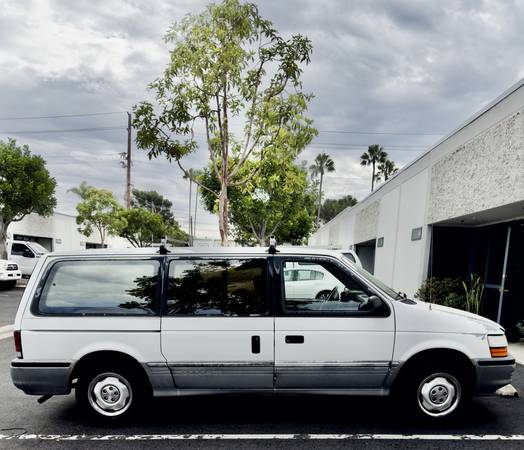 1993 Dodge Grand Caravan ES — photo 4