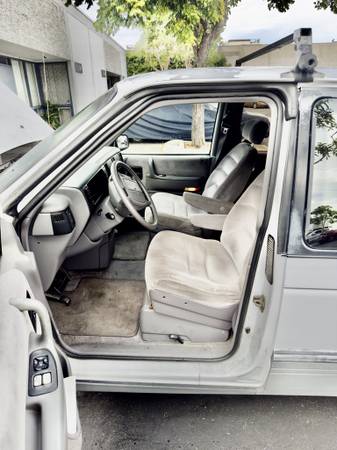 1993 Dodge Grand Caravan ES — photo 8